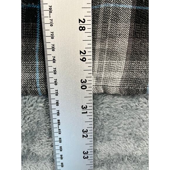 Men’s Volcom XL Black/Grey Plaid Flannel Button-Down Shirt – Excellent Condition - Picture 9 of 10